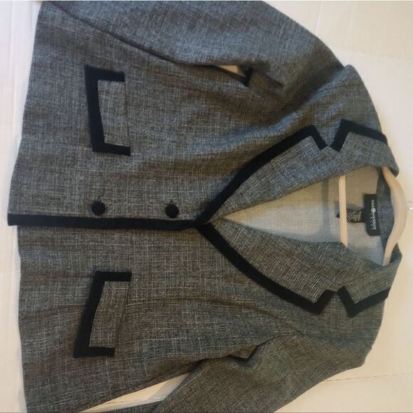 Sag Harbor waist length blazer with satin trimmed lapel and  buttons - Picture 4 of 10